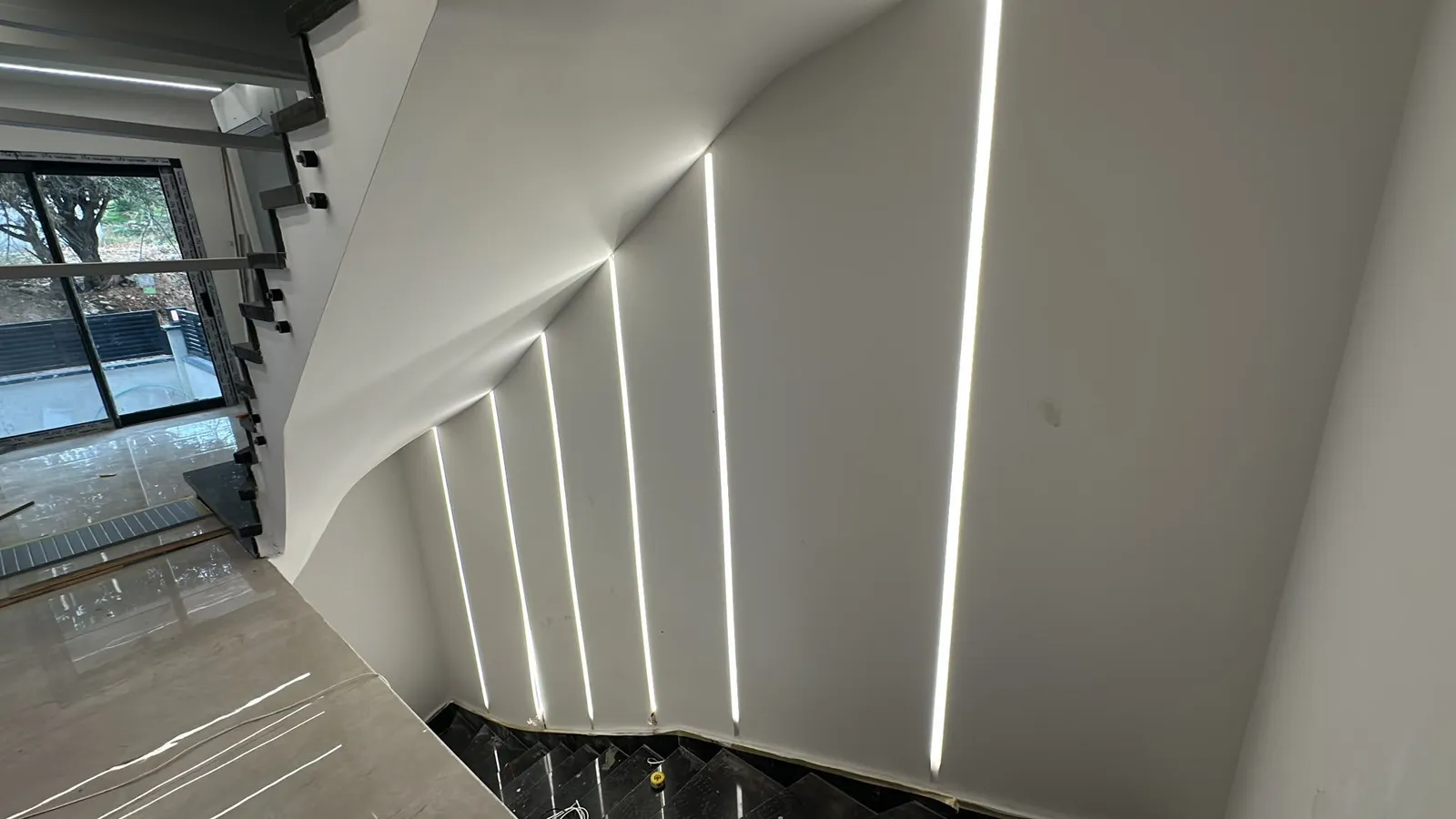 Merdiven ve yüksek tavanda lineer LED armatür aydınlatması