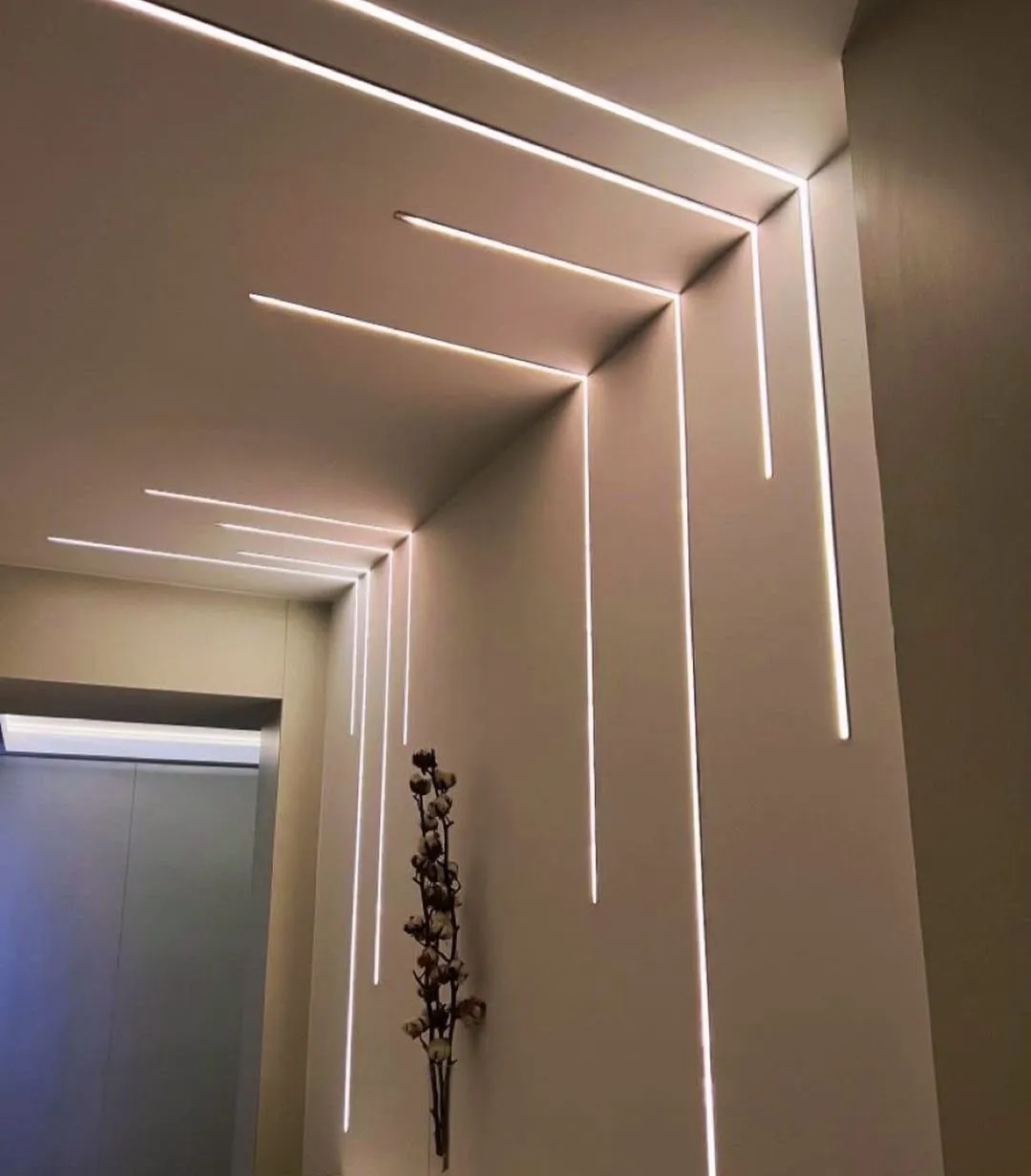 Merdiven ve yüksek tavanda lineer LED armatür aydınlatması